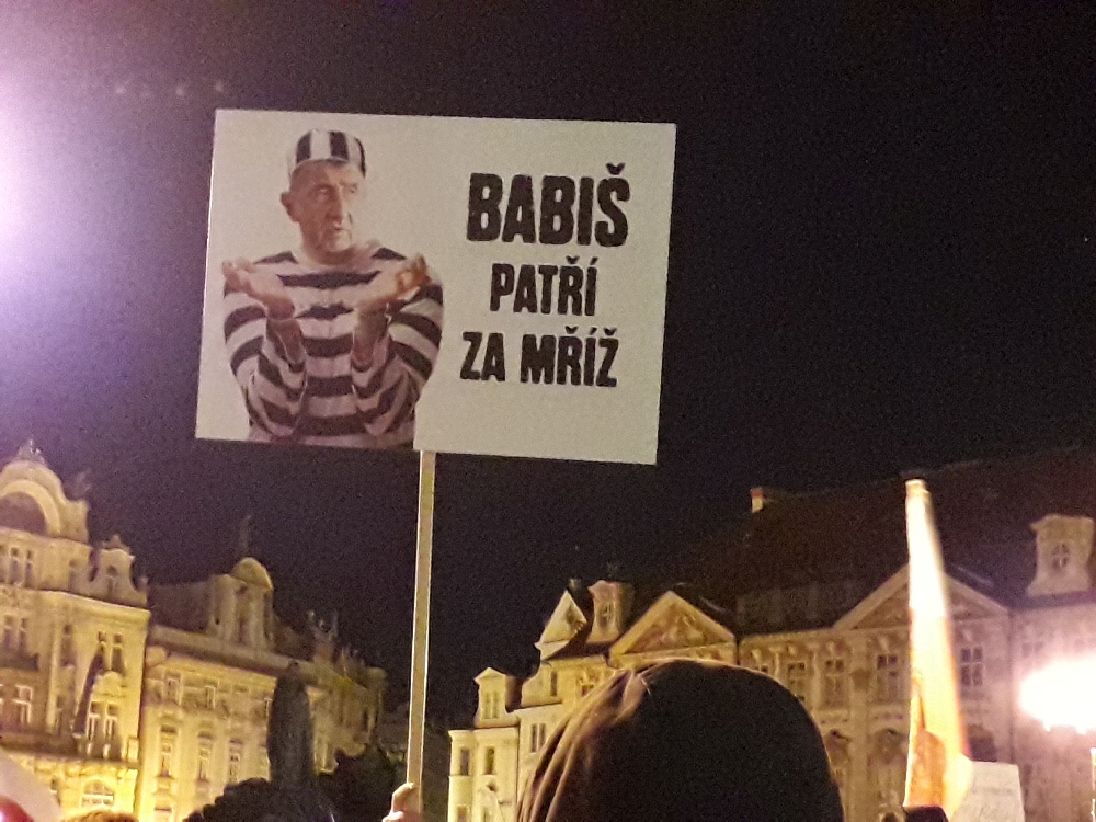 "Babiš gehört hinter Gitter" steht auf dem Plakat.