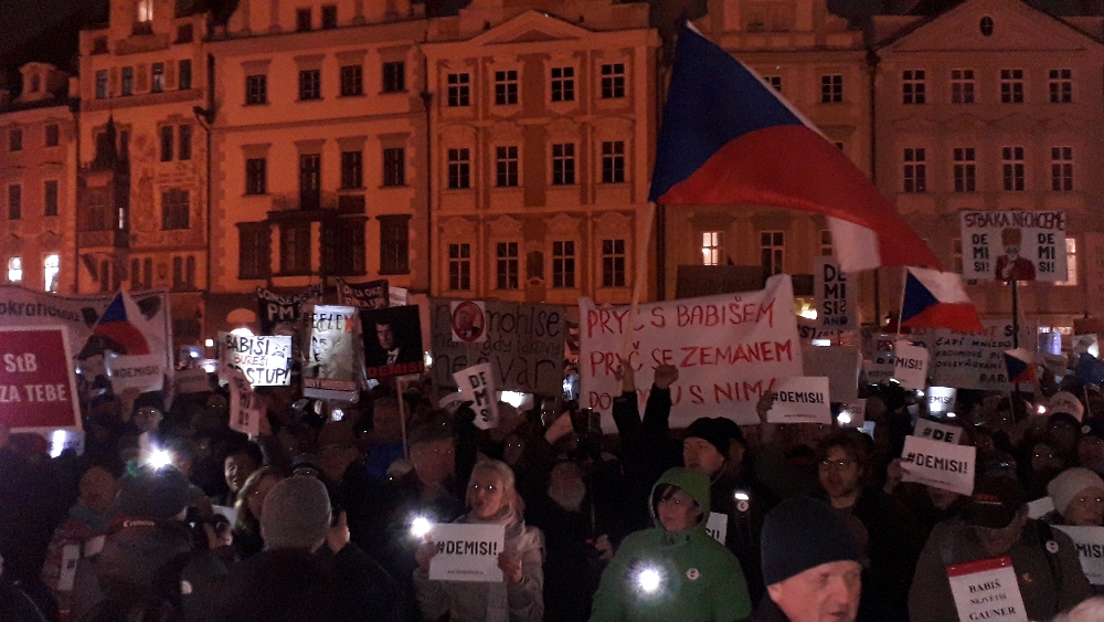 Ca. 9000 Menschen marschierten letzten Freitag durch Prag, um den Rücktritt des Premierministers zu fordern.