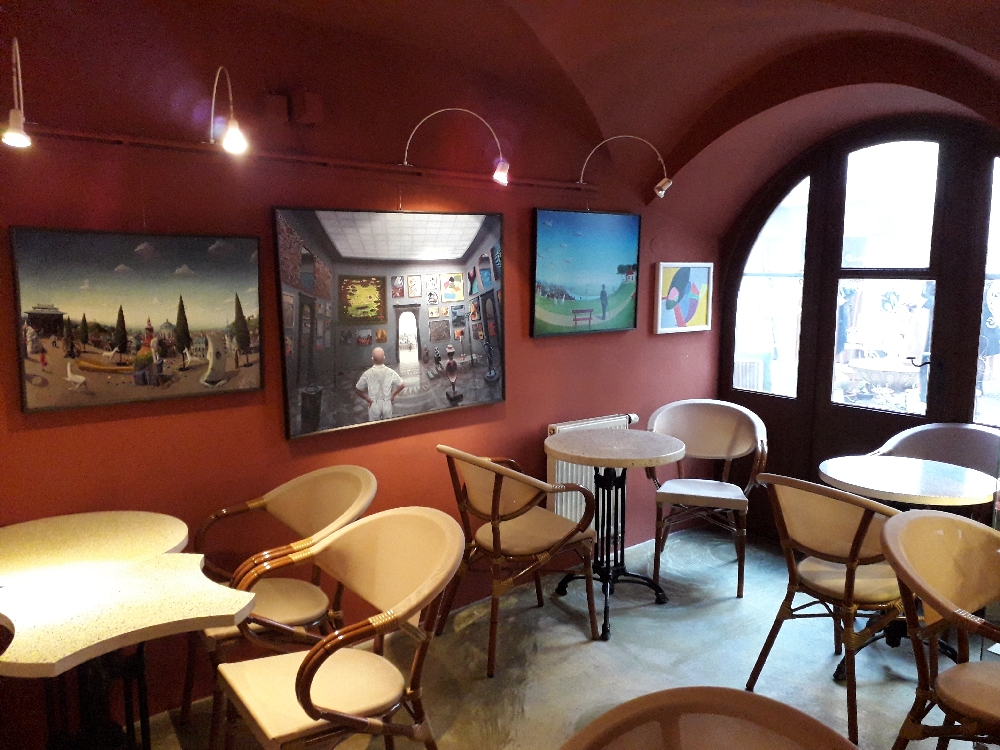 Café mit Gemäldeausstellung interessanter Künstler.
