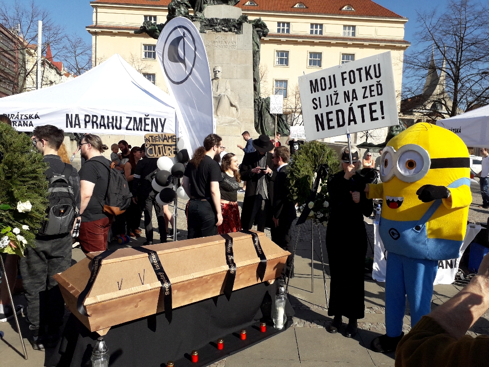 Prager Demonstranten trugen heute das freie Internet zu Grabe.