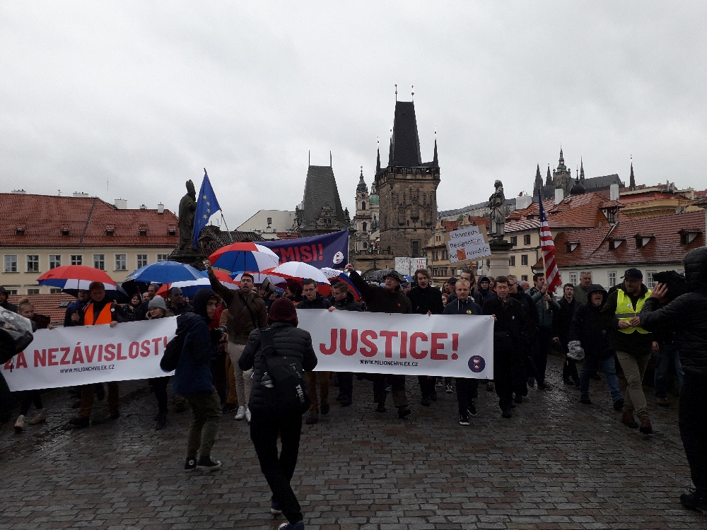 „Marsch für eine unabhängige Jusitz“ auf der Prager Karlsbrücke