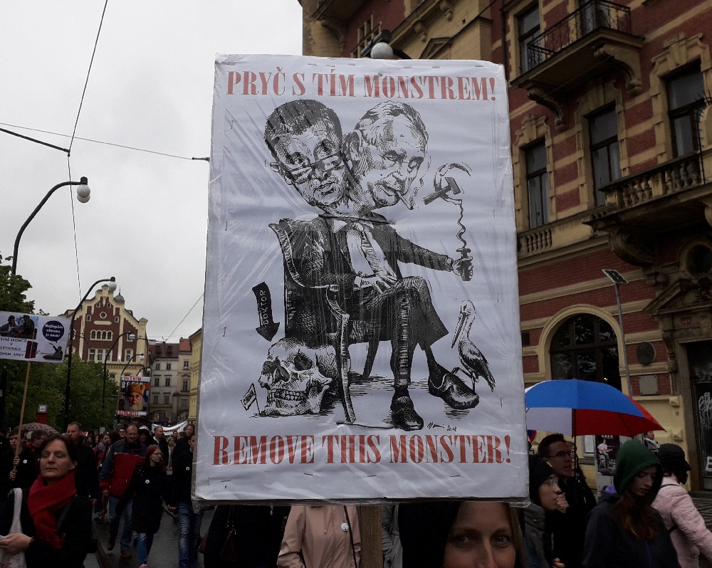 Babiš und Zeman als politische Fehlbildung. „Weg mit dem Monster“ steht auf dem Plakat. 