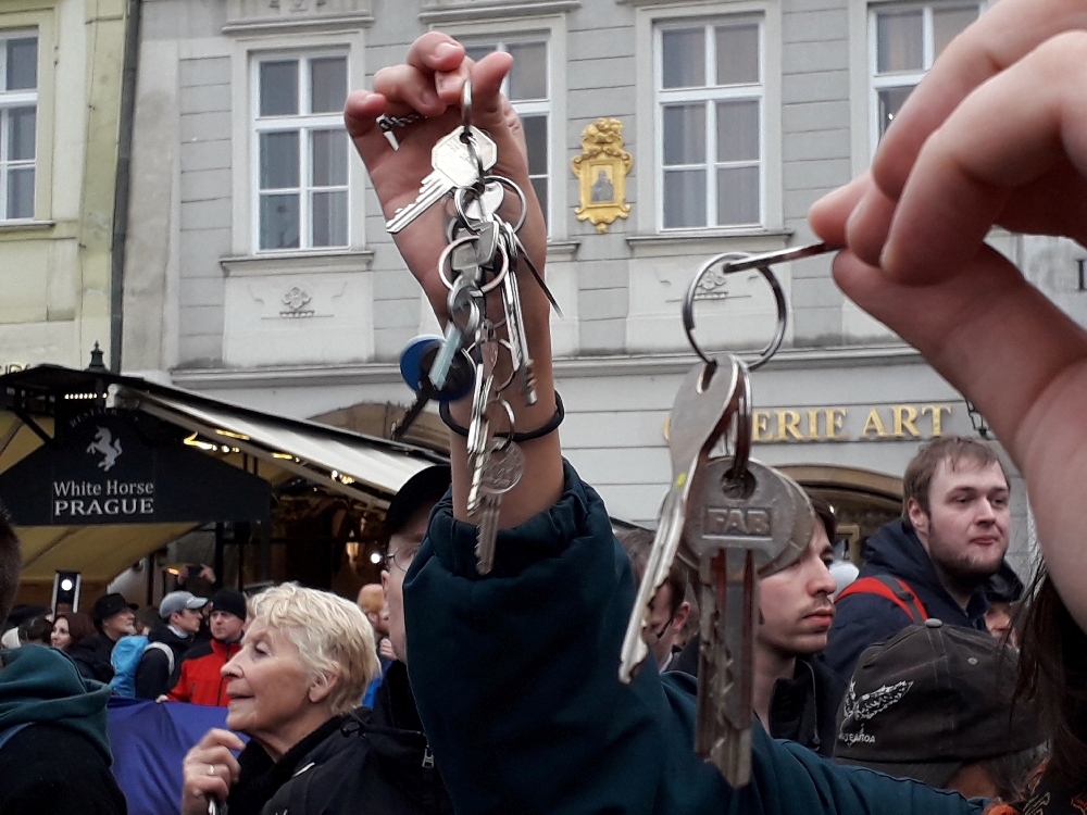 Demonstranten klingeln mit dem Schlüsselbund. Eine Anspielung auf die „Sanfte Revolution“ 1989.