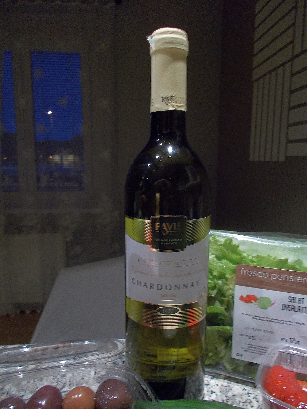 Faustregel: Zu Fisch Weißwein, zu Wild Rotwein. Weißwein wird gekühlt, Rotwein wird bei Zimmertemperatur serviert.