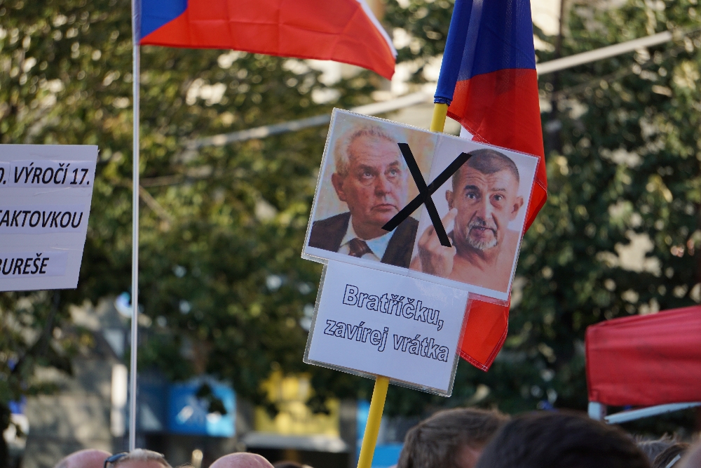 Zahlreiche Demonstranten erschienen mit Transparenten, die eindeutig gegen den amtierenden Premierminister und Ministerpräsidenten gerichtet waren. Foto: K. Kountouroyanis