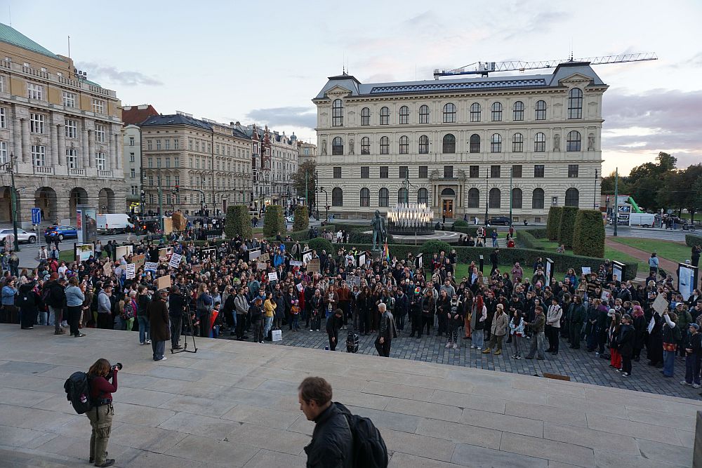 Der Protest fand am Jan-Palach-Platz statt, benannt nach dem Studenten, der sich 1969 aus Protest gegen die sowjetische Besatzung selbst verbrannte.