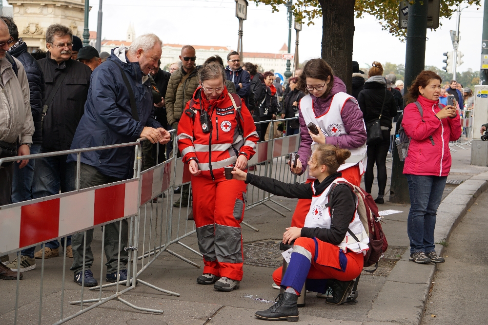Das Tschechische Rote Kreuz schenkt an die Wartenden heißen Kaffee aus.