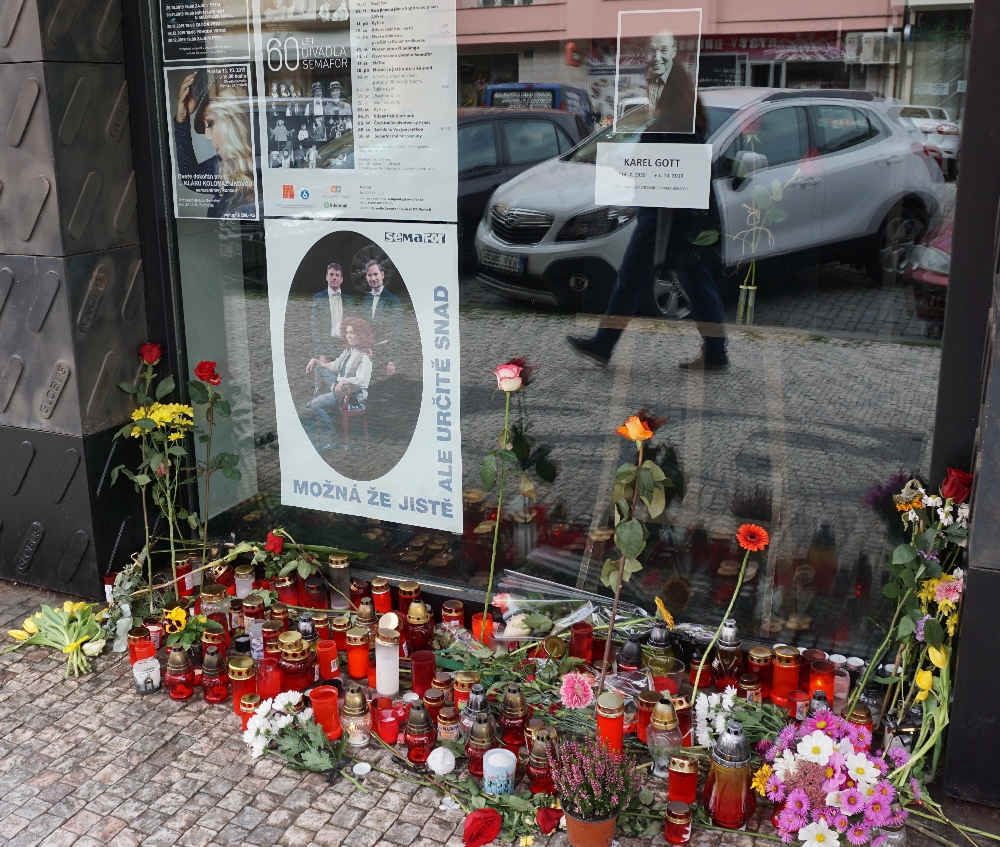 An vielen Orten in Prag, wie hier im Stadtteil Dejvice, legen die Prager Blumen nieder und zünden Kerzen für Karel Gott an. 