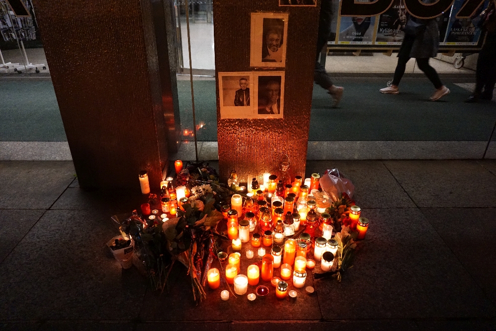 Auch vor dem Kasseneingang am Nationaltheater zünden Menschen spontan Kerzen für Gott an. Foto: Kountouroyanis