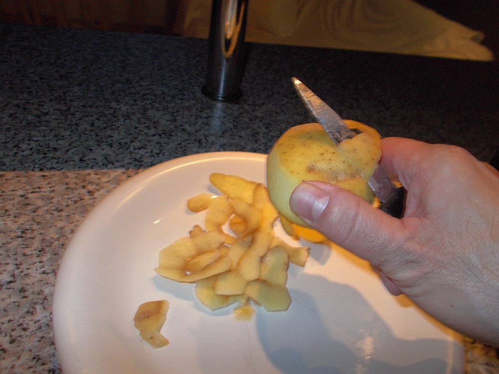 Schälen Sie die Kartoffeln. Die Schale soll nicht (!) gegessen werden.