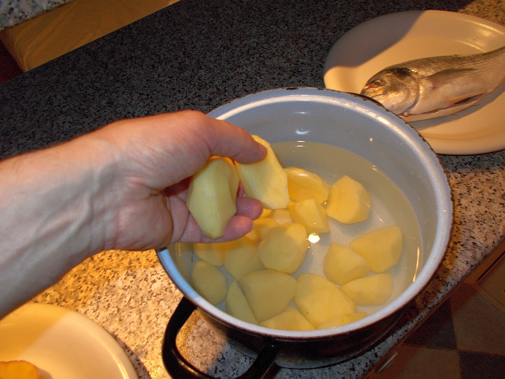 Geben Sie die Kartoffeln in kaltes Wasser und tauschen Sie das Wasser vor dem Kochen komplett aus.