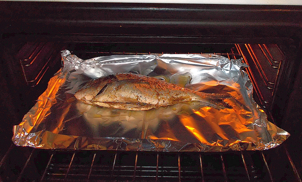 Schieben Sie den Fisch in den Ofen. 120 - 150 Grad Celcius, elektr., Ober- und Unterhitze, ca. 30 Minuten