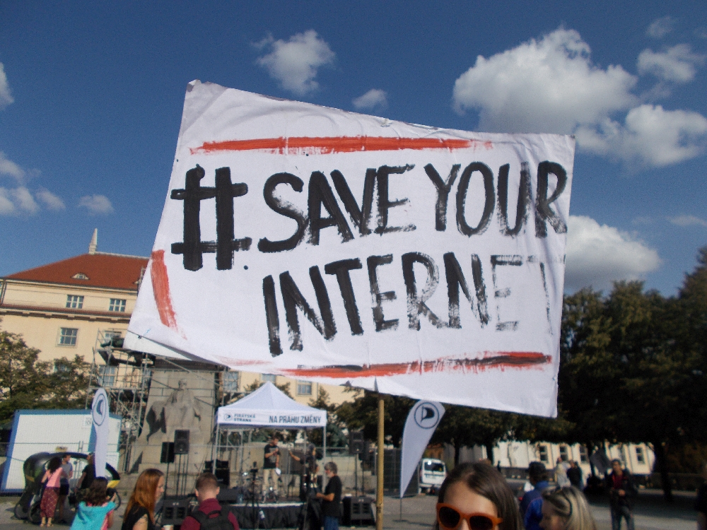 Demonstration in Prag gegen EU-Gesetzesnovelle. "Rettet Euer Internet" steht auf dem Plakat.