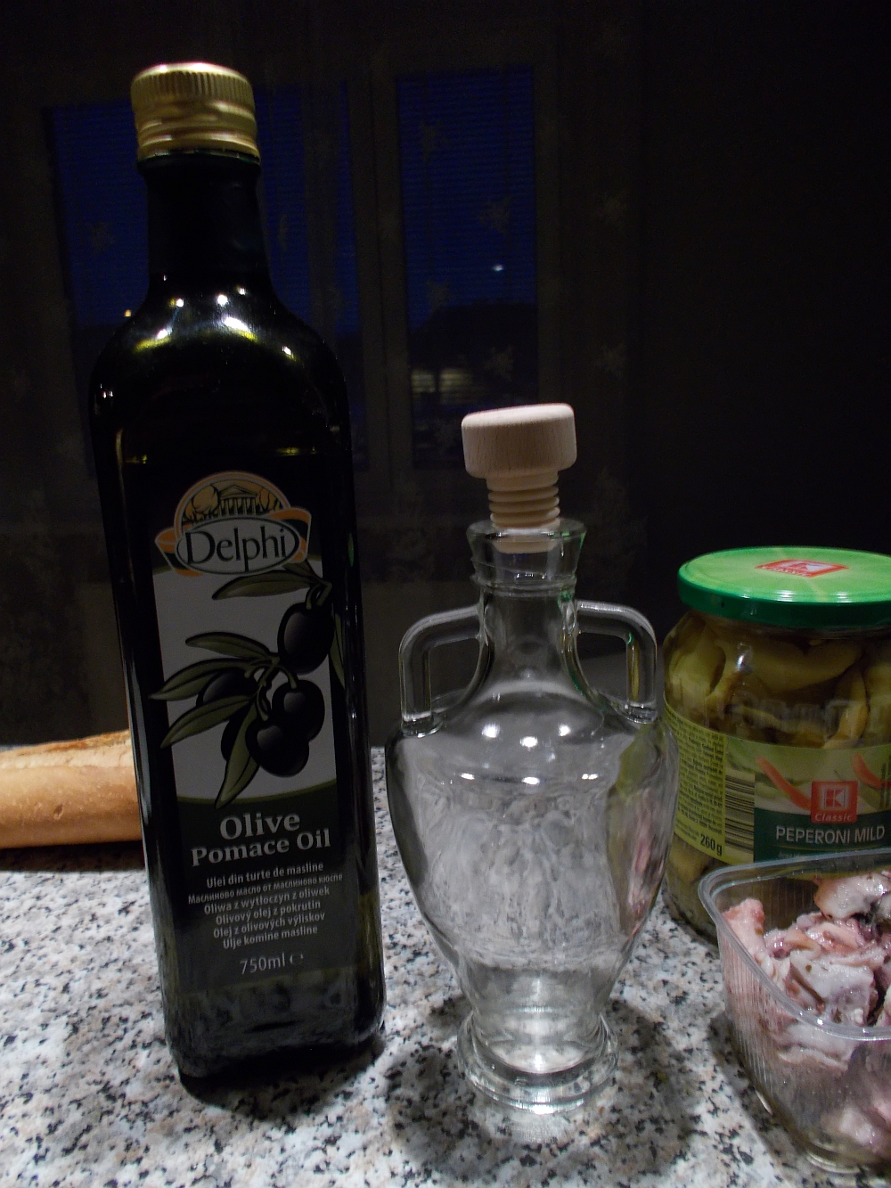 Die antik karafenähnliche Flasche habe ich auf dem Weihnachtsmarkt am Medovina-Stand erhalten.