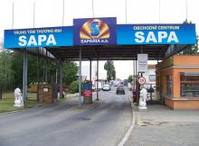 Einfahrt zum Sapa-Markt von der Straße V lužích aus