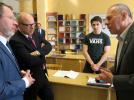 Besuch des Theorieunterrichts der Klasse der Ofensetzer an der Střední odborná škola Jarov. Senator Ties Rabe (zweiter von links) im Gespräch mit dem Innungsmeister (rechts im Bild). Besuch des Theorieunterrichts der Klasse der Ofensetzer an der Střední odborná škola Jarov. Senator Ties Rabe (zweiter von links) im Gespräch mit dem Innungsmeister (rechts im Bild).