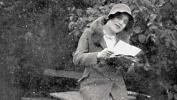 Lili Elbe ca. 1930. Sie erfuhr die erste geschlechtsangleichende OP, starb jedoch nach einer weiteren OP (Die Todesursache sowie eine mutmaßliche Uterustransplantation sind nicht zweifelsfrei belegt. / Siehe Link im Text unten: Bundesstiftung Magnus Hirschfeld). Foto: unbekannt