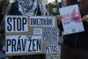 Auf dem Plakat steht: „Stoppt die Einschränkung der Frauenrechte!“
